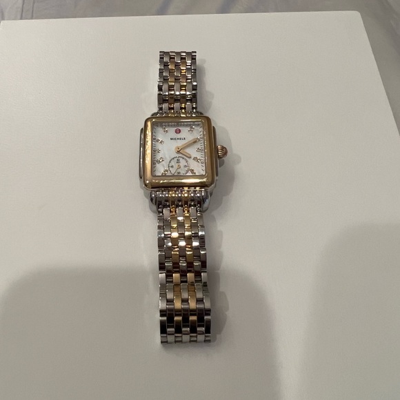 Eighteen diamonds mark the hours watch featuring a mother-of-pearl dial. - Picture 2 of 6